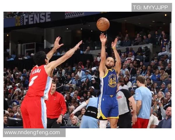 勇士队与热火的激烈对决展现篮球魅力与团队精神的巅峰对抗